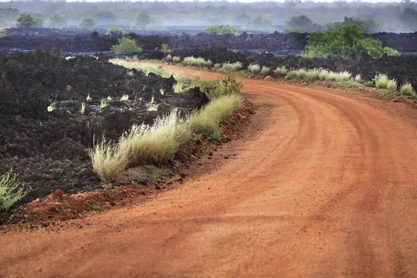 Donmuş volkanik lav içinde Doğu Tsavo Milli Park alanında Kenya — Stok fotoğraf