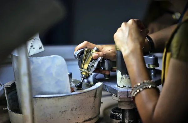 Fábrica de processamento de pedras preciosas no Sri Lanka — Fotografia de Stock