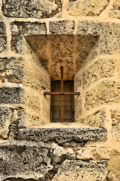 Ventana sobre la fachada del edificio Colón Alcázar — Foto de Stock