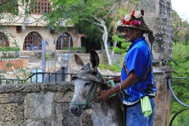 Adam ve onun eşek. Dominik Cumhuriyeti. La Romana