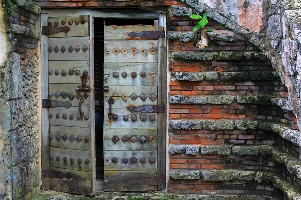 Porta in legno antico in Altos de Chavon — Foto Stock