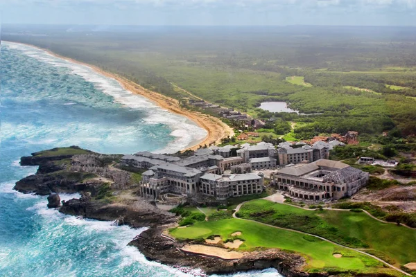 Vista aérea do hotel inacabado na costa atlântica. Punta. — Fotografia de Stock