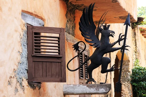 Mythical decoration on the facade of the building — Stock Photo, Image