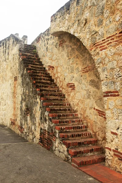 Antigua escalera de ladrillo en Santo Domingo — Foto de Stock