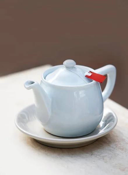 Biały dzbanek z torebka herbaty — Zdjęcie stockowe