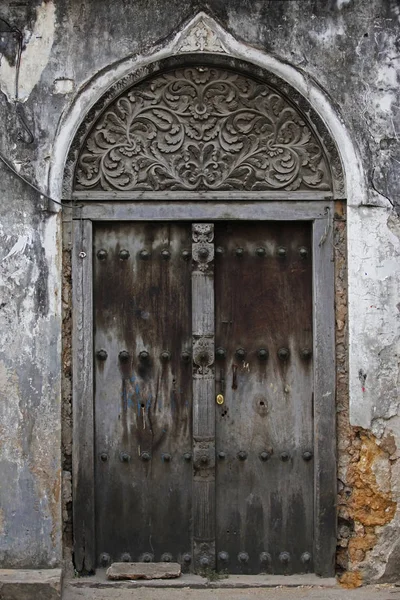 Puerta de madera vieja en Stone Town —  Fotos de Stock