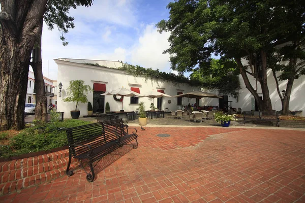 La gente disfruta en una cafetería al lado de la calle — Foto de Stock