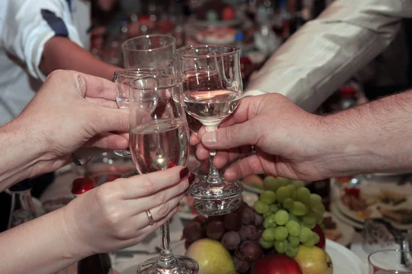 Essen und Wein bringt Menschen zusammen — Stockfoto