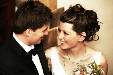 Gelin ve damat arasındaki romantik an düğünlerini kutluyor.