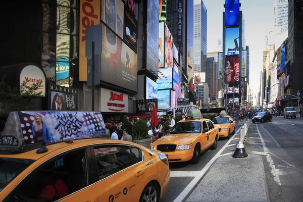 Times Square, caracterizado com teatros da Broadway e grande número de — Fotografia de Stock