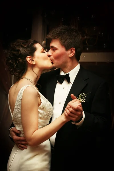 Recém-casados beijam dança — Fotografia de Stock