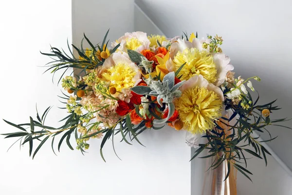 Ramo de boda de rosas, orquídeas y peonías —  Fotos de Stock