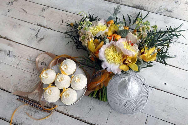 Beaux gâteaux et bouquet nuptial dans les tons orange — Photo