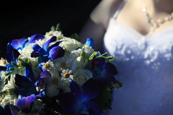 De bruid houdt een bruiloft boeket — Stockfoto