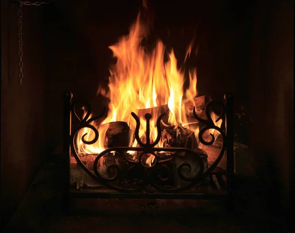 Feuer mit Funken in einem schönen Kamin — Stockfoto