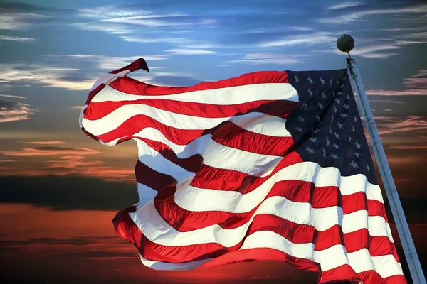 Bandeira americana contra o céu — Fotografia de Stock