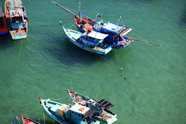 Luchtfoto boten aan de turquoise zee in Vietnam, Phu Quoc — Stockfoto