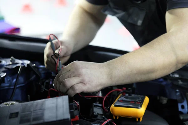 Trabalho manual na indústria automotiva — Fotografia de Stock