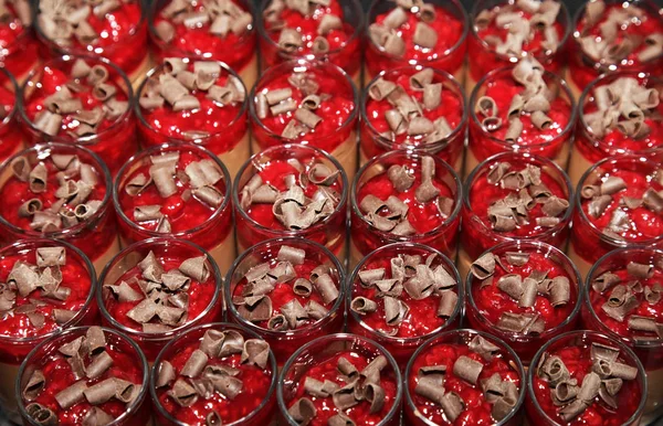 Choc 가 뿌려진 작은 유리잔에 붉은 무스의 작은 디저트 — 스톡 사진