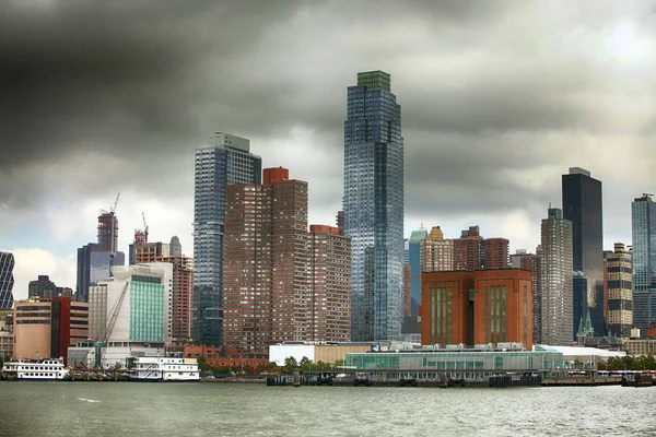 Água do rio East com vista para NYC Nova York paisagem urbana skylin — Fotografia de Stock