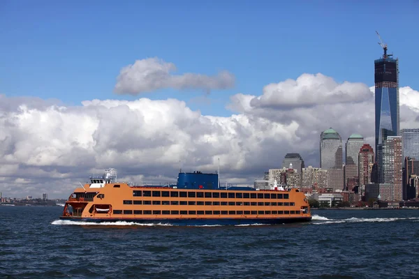 Regular ferry service between New York City - Manhattan and Stat — Stock Photo, Image