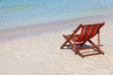 Tahta plaj sandalyesi güzel bir okyanus kıyısında