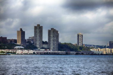 Gün doğumunda State Island 'da. Fotoğraf Staten Island Feribotundan..