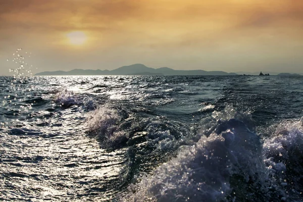 Zataženo Počasí Dramatickými Mraky Vlnité Moře Nejlepším Místem Pro Turisty — Stock fotografie