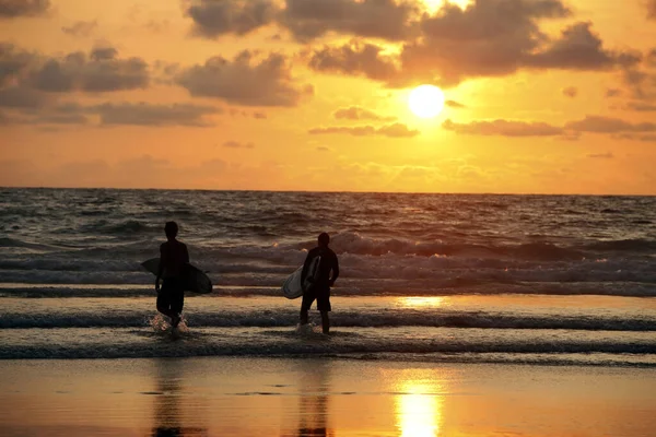 Zwei Männliche Surfer Spazieren Nach Dem Surfen Bei Sonnenaufgang Legian — Stockfoto
