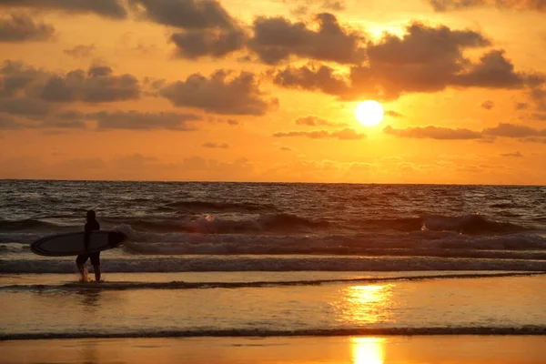 Surfare När Han Går Längs Stranden Bali — Stockfoto