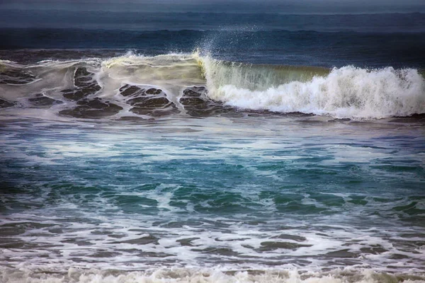 海浪在整个在风暴 印度洋 巴厘岛 印度尼西亚 图库图片