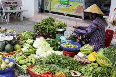 Phu Quoc, Vietnam - 11 Ocak 2020: Kadın Phu Quoc, Vietnam 'da sokakta sebze satıyor