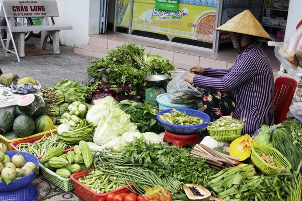 フーコック ベトナム 2020 女性はフーコックの通りに野菜を販売しています ベトナム — ストック写真