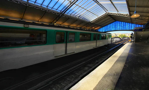 Geçen Bir Trenle Paris Teki Metro Istasyonunu Terk Etmiş — Stok fotoğraf