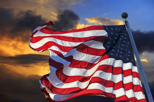 美国国旗在天空中飘扬 图库照片