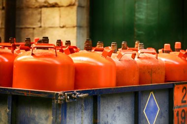 Sokakta turuncu LPG tankları