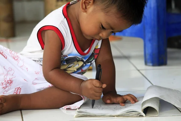 Bali Endonezya Ocak 2009 Yerde Otururken Endonezyalı Bir Ressamın Çocuğu — Stok fotoğraf