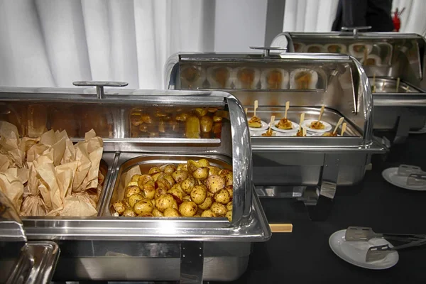 Jedzenie Formie Bufetu Podgrzewanymi Tacami Gotowe Użycia Hotelu — Zdjęcie stockowe