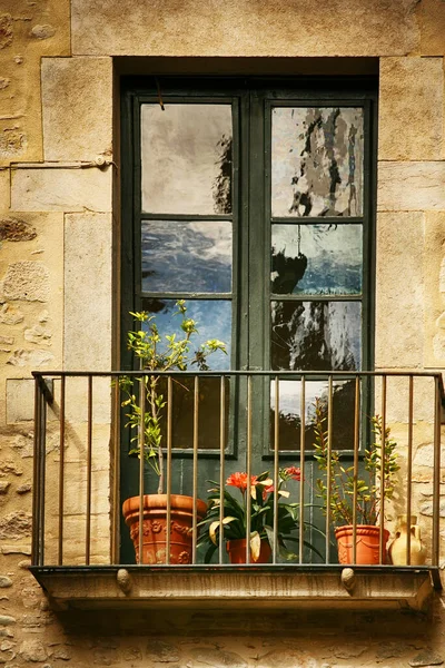 Balkonlu Spanyol Pencereleri Taze Çiçeklerle Süslenmiş Vintage Biçimli — Stok fotoğraf