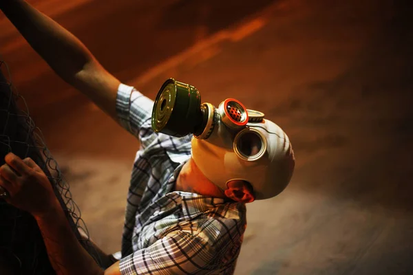 夜の街のガスマスクの男 — ストック写真