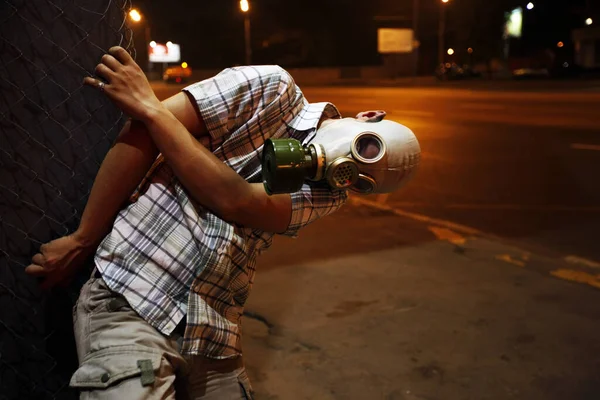 Gece Sokakta Gaz Maskeli Bir Adam — Stok fotoğraf