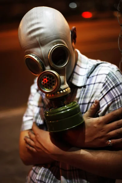 晚上街上戴防毒面具的男人 — 图库照片