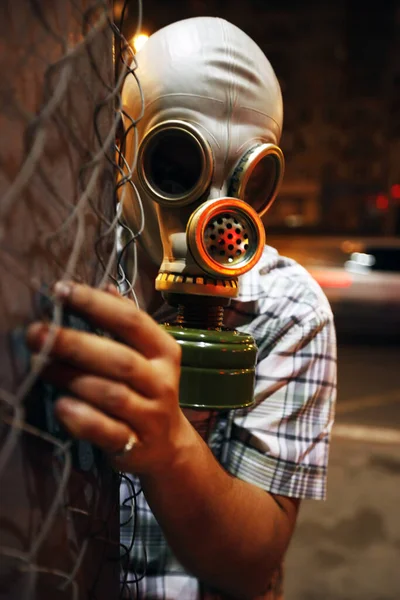 Hombre Con Máscara Gas Calle Nocturna —  Fotos de Stock