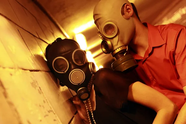 トンネル内のガスマスクの夫婦 — ストック写真