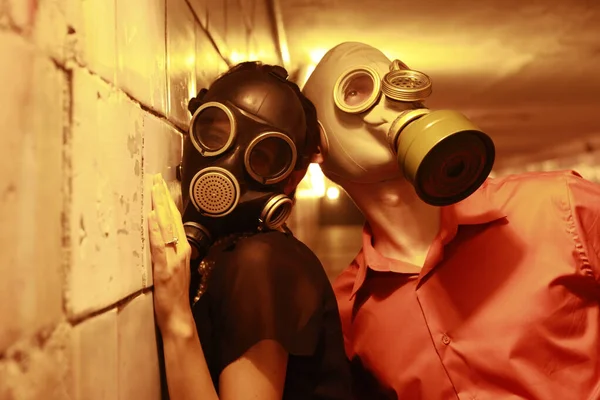 トンネル内のガスマスクの夫婦 — ストック写真