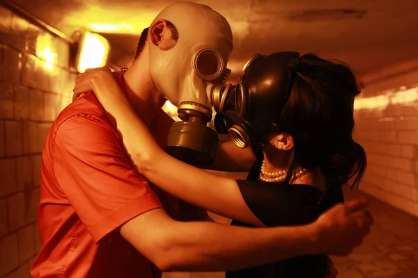 Couple Marié Masque Gaz Dans Tunnel — Photo