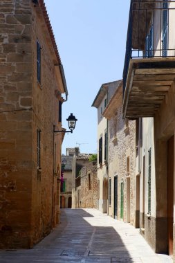 Mallorca 'nın eski Alcudia kasabasındaki dar sokak.