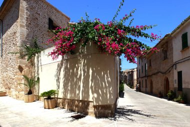 Mallorca 'nın eski Alcudia kasabasındaki dar sokak.