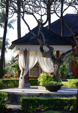 Rahatlamak ya da meditasyon yapmak için beyaz perdeli bir çardak. Bali Adası, Endonezya.