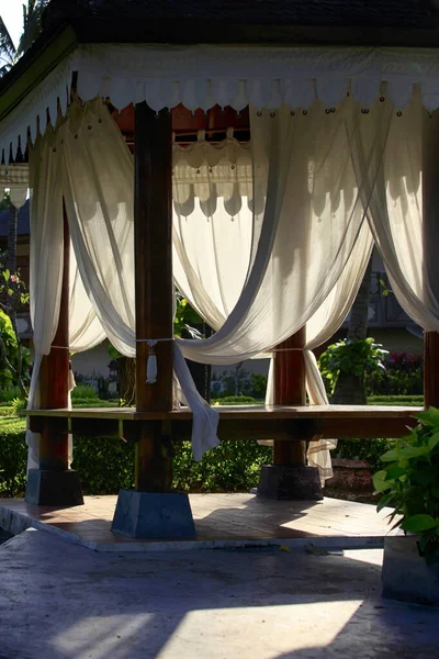 Laube Mit Weißen Vorhängen Zur Entspannung Oder Meditation Bali Indonesien — Stockfoto